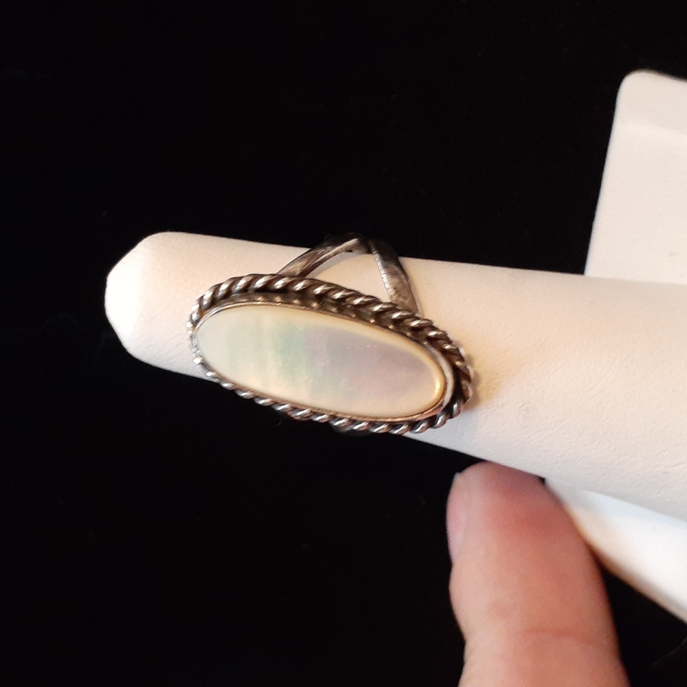 Vintage 1970's Mother of pearl sterling ring. Size 5